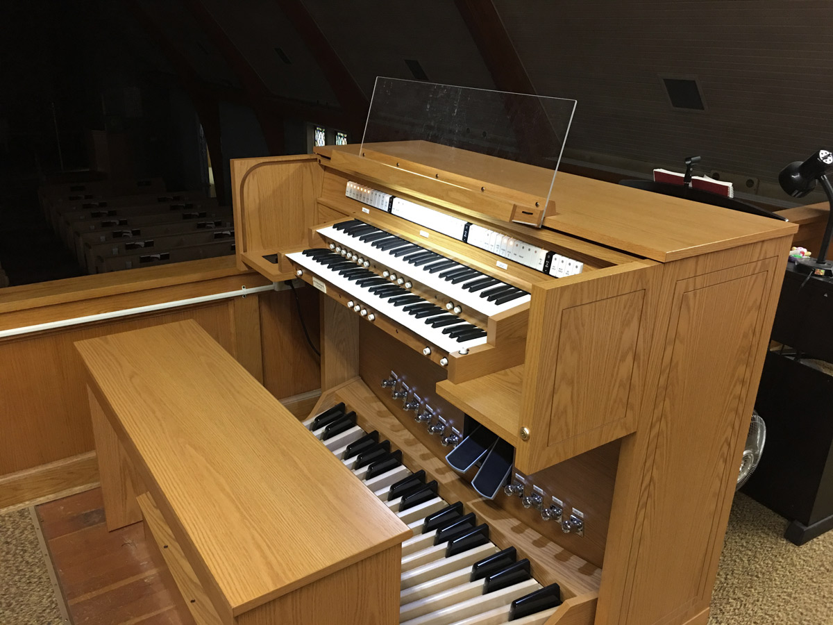 St. Paul Lutheran Church - Coffeyville, KS - Allen Custom L-226e + Pipes